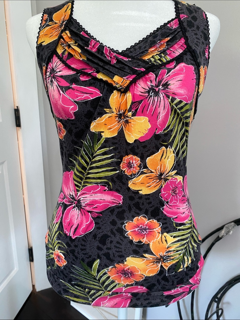 Beautiful Tropical Floral Top   American Rag Women’s.   Size S.    Rayon/Spandex